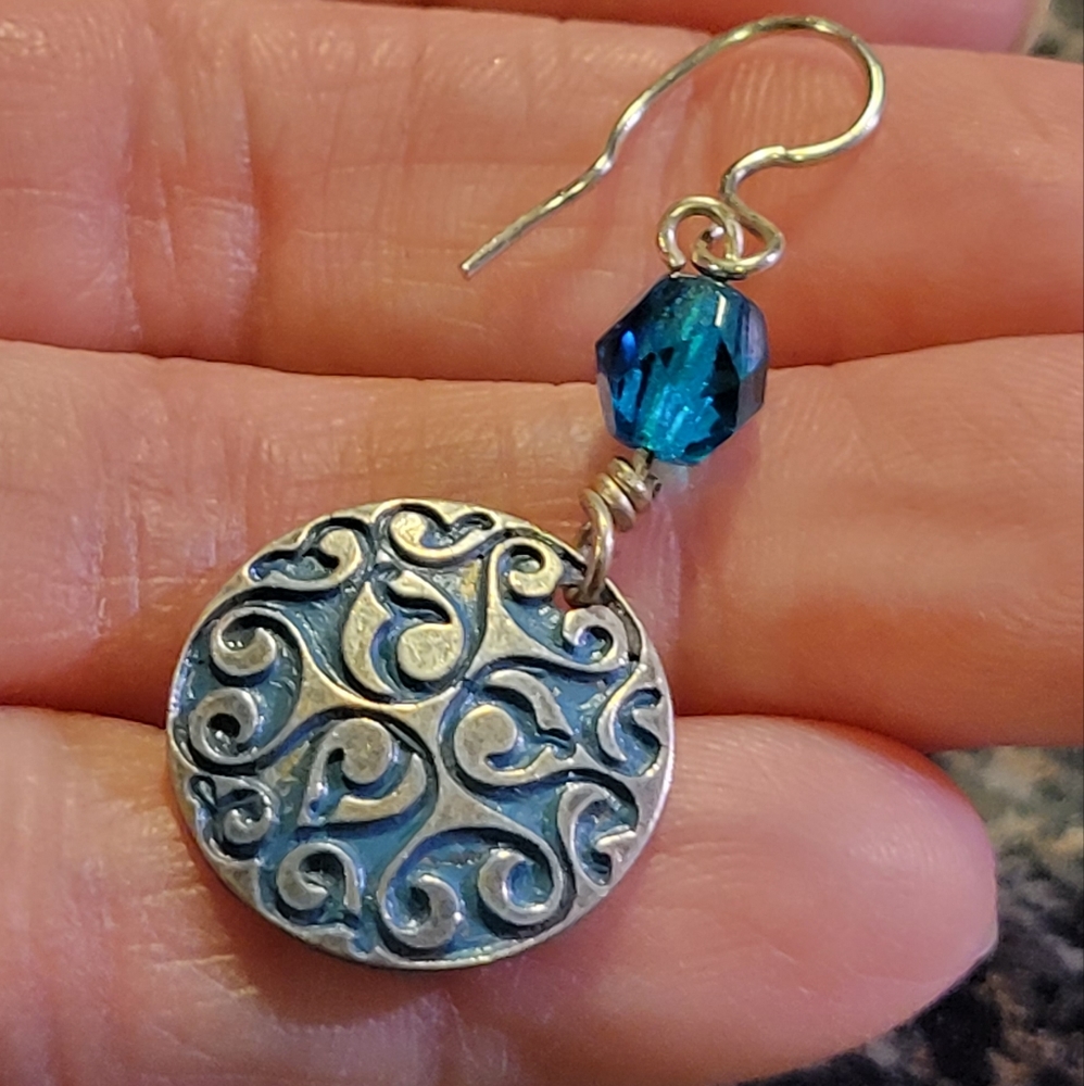 Beautiful and dainty earrings, silver and blue tone